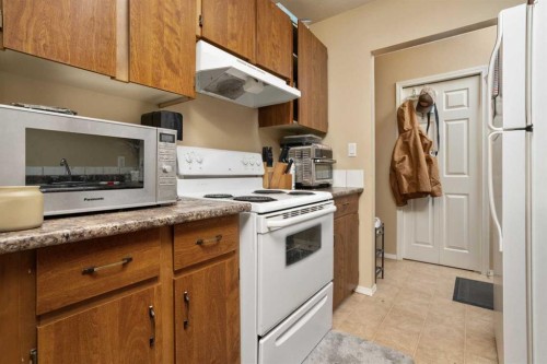 405-5418 52 Street, Camrose, AB - Indoor Photo Showing Kitchen