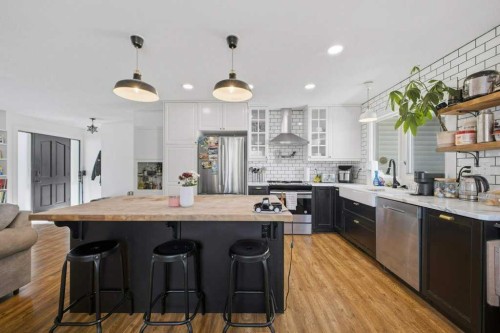 124 Martin Close, Red Deer, AB - Indoor Photo Showing Kitchen With Upgraded Kitchen