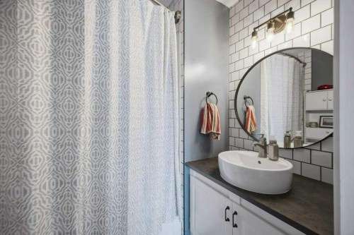 124 Martin Close, Red Deer, AB - Indoor Photo Showing Bathroom