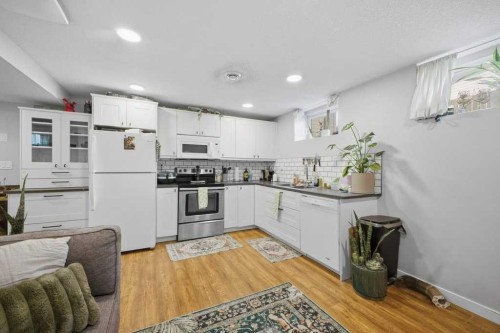 124 Martin Close, Red Deer, AB - Indoor Photo Showing Kitchen