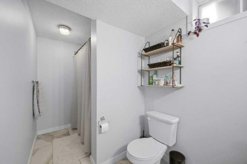124 Martin Close, Red Deer, AB - Indoor Photo Showing Bathroom