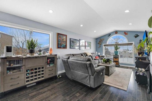 9 Pickering Close, Sylvan Lake, AB - Indoor Photo Showing Living Room