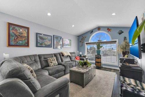 9 Pickering Close, Sylvan Lake, AB - Indoor Photo Showing Living Room