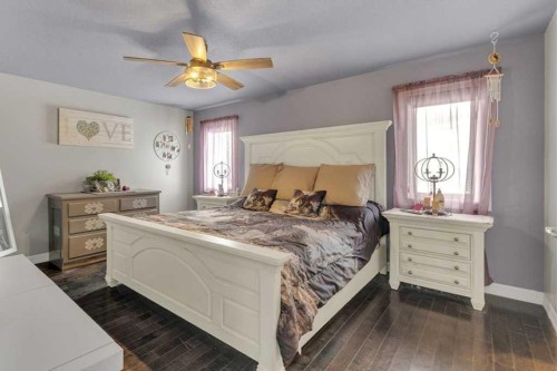9 Pickering Close, Sylvan Lake, AB - Indoor Photo Showing Bedroom