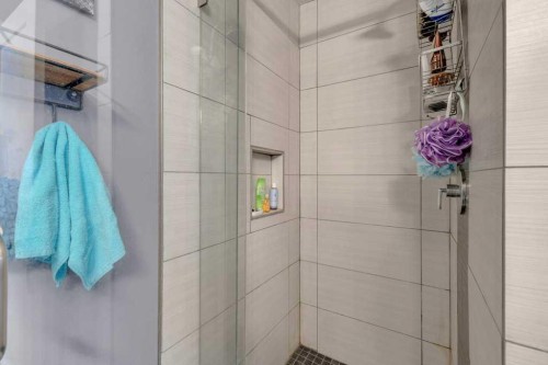 9 Pickering Close, Sylvan Lake, AB - Indoor Photo Showing Bathroom