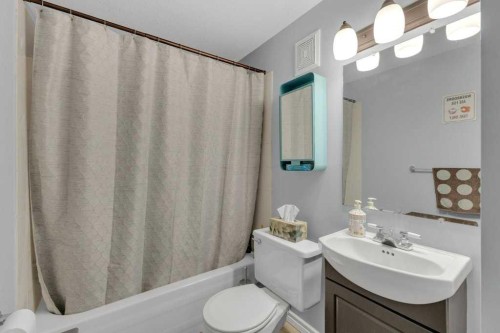9 Pickering Close, Sylvan Lake, AB - Indoor Photo Showing Bathroom