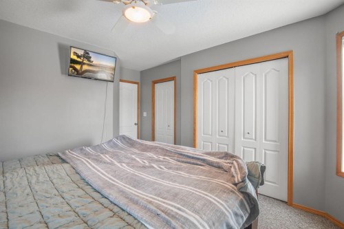 68 Kelly Street, Red Deer, AB - Indoor Photo Showing Bedroom