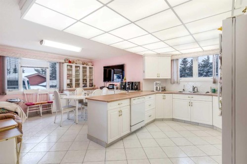 3 Rustic Road, Norglenwold, AB - Indoor Photo Showing Kitchen