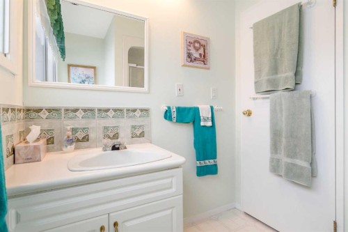 3 Rustic Road, Norglenwold, AB - Indoor Photo Showing Bathroom