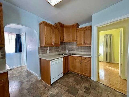 5036 51 Ave, Bashaw, AB - Indoor Photo Showing Kitchen