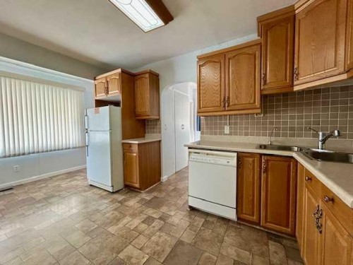 5036 51 Ave, Bashaw, AB - Indoor Photo Showing Kitchen