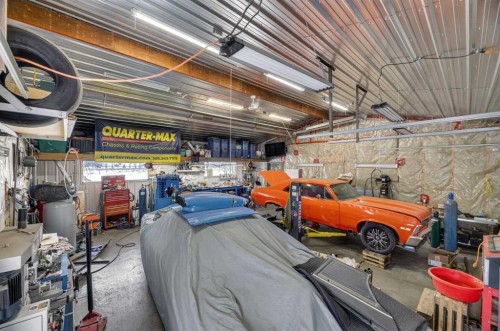 3-32460 Range Road 61, Rural Mountain View County, AB - Indoor Photo Showing Garage