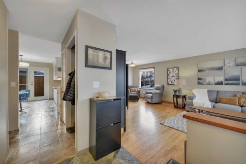 31 Mitchell Avenue, Red Deer, AB - Indoor Photo Showing Living Room