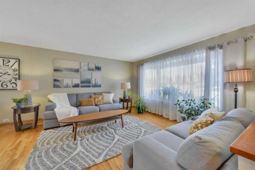31 Mitchell Avenue, Red Deer, AB - Indoor Photo Showing Living Room