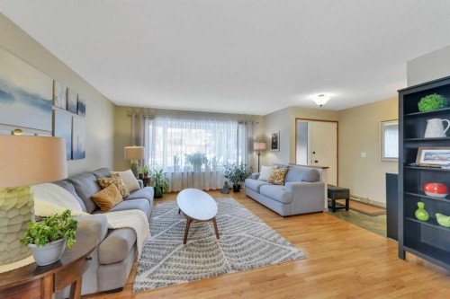31 Mitchell Avenue, Red Deer, AB - Indoor Photo Showing Living Room