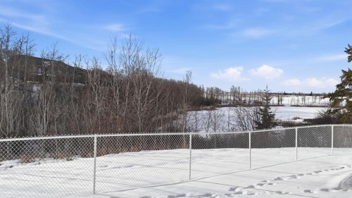 8 Henner'S Place, Lacombe, AB - Outdoor