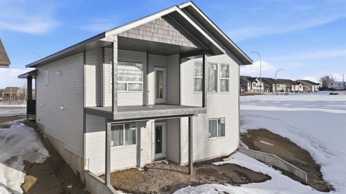 8 Henner'S Place, Lacombe, AB - Outdoor