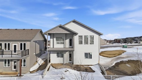 8 Henner'S Place, Lacombe, AB - Outdoor