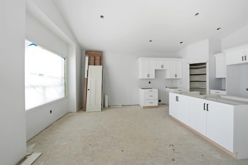 8 Henner'S Place, Lacombe, AB - Indoor Photo Showing Kitchen