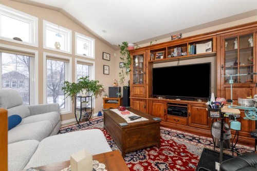 37 Regatta Way, Sylvan Lake, AB - Indoor Photo Showing Living Room