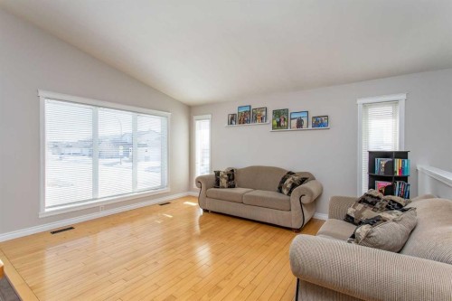 121 Jordan Parkway, Red Deer, AB - Indoor Photo Showing Living Room