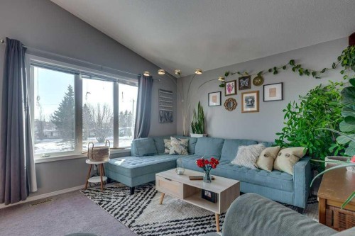 13 Heritage Drive, Penhold, AB - Indoor Photo Showing Living Room