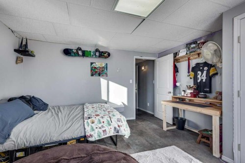 13 Heritage Drive, Penhold, AB - Indoor Photo Showing Bedroom