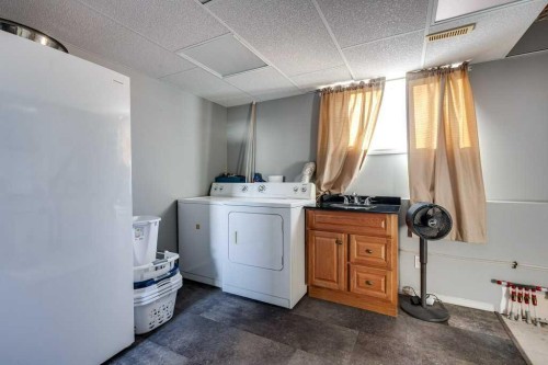 13 Heritage Drive, Penhold, AB - Indoor Photo Showing Laundry Room