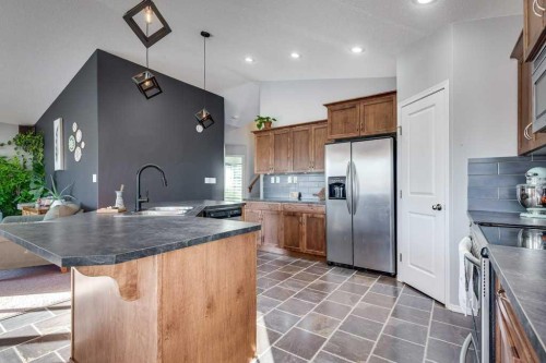 13 Heritage Drive, Penhold, AB - Indoor Photo Showing Kitchen