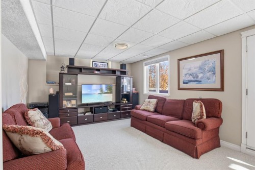 58 Lewis Close, Red Deer, AB - Indoor Photo Showing Living Room