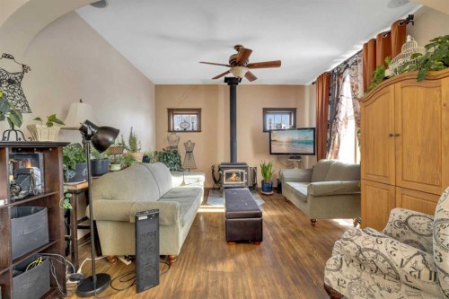 6312 48 Ave, Ponoka, AB - Indoor Photo Showing Living Room