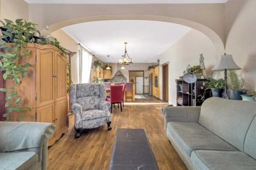 6312 48 Ave, Ponoka, AB - Indoor Photo Showing Living Room