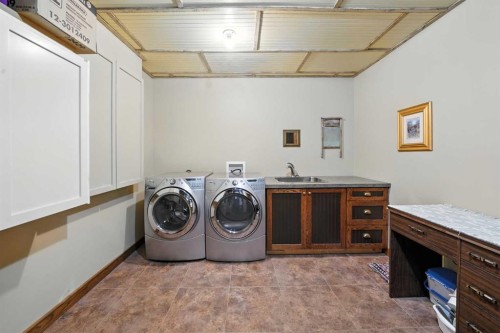 11 Aimie Avenue, White Sands, AB - Indoor Photo Showing Laundry Room