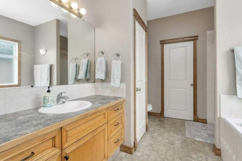 134 Lougheed Close, Red Deer, AB - Indoor Photo Showing Bathroom