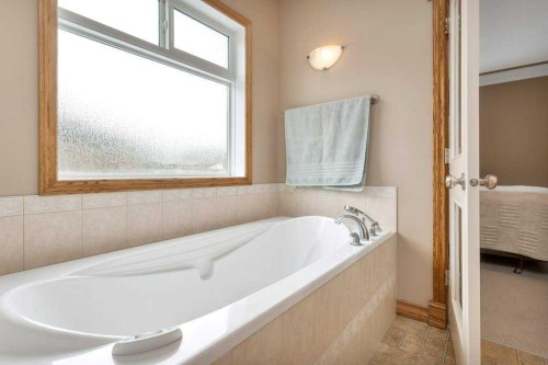 134 Lougheed Close, Red Deer, AB - Indoor Photo Showing Bathroom
