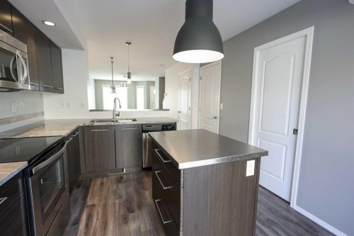 608-30 Carleton Avenue, Red Deer, AB - Indoor Photo Showing Kitchen With Double Sink With Upgraded Kitchen