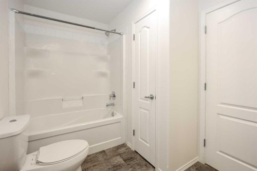 608-30 Carleton Avenue, Red Deer, AB - Indoor Photo Showing Bathroom