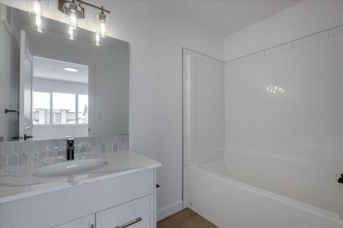 32 Inglis Crescent, Sylvan Lake, AB - Indoor Photo Showing Bathroom