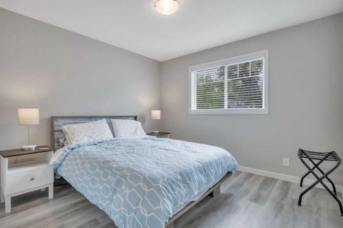 1212-5220 50A Avenue, Sylvan Lake, AB - Indoor Photo Showing Bedroom