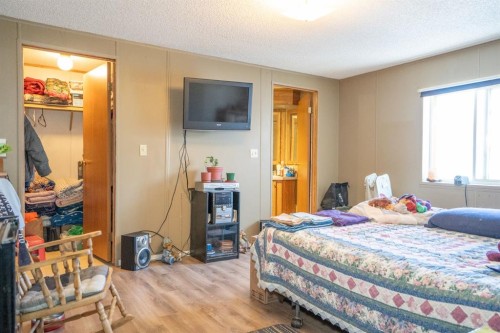 5027 54 Avenue, Bashaw, AB - Indoor Photo Showing Bedroom