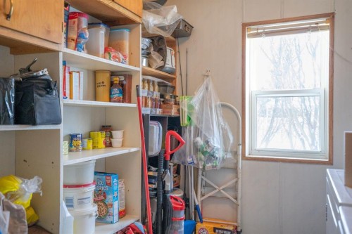5027 54 Avenue, Bashaw, AB - Indoor With Storage