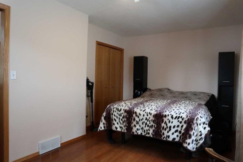 5228 41 St Crescent, Innisfail, AB - Indoor Photo Showing Bedroom
