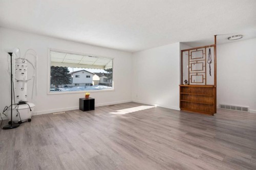 5316 55 Avenue, Viking, AB - Indoor Photo Showing Living Room