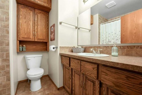6418 55 Avenue, Ponoka, AB - Indoor Photo Showing Bathroom