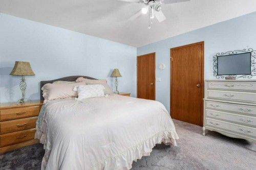 6418 55 Avenue, Ponoka, AB - Indoor Photo Showing Bedroom