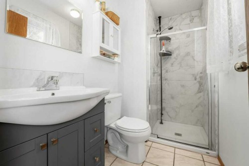6418 55 Avenue, Ponoka, AB - Indoor Photo Showing Bathroom