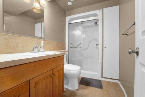 6418 55 Avenue, Ponoka, AB - Indoor Photo Showing Bathroom
