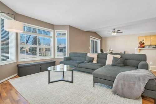49-103 Addington Drive, Red Deer, AB - Indoor Photo Showing Living Room