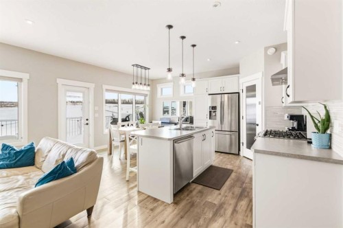 19 Vanveller Way, Sylvan Lake, AB - Indoor Photo Showing Kitchen With Upgraded Kitchen