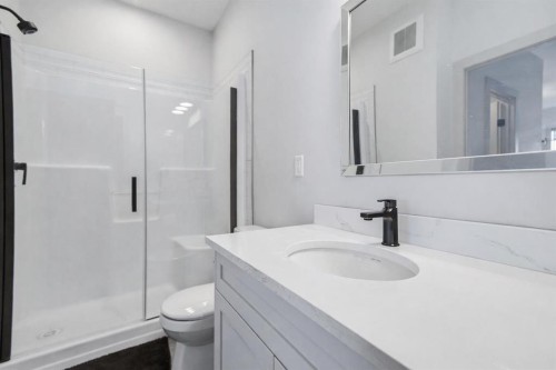 3-5324 49 Avenue, Lacombe, AB - Indoor Photo Showing Bathroom